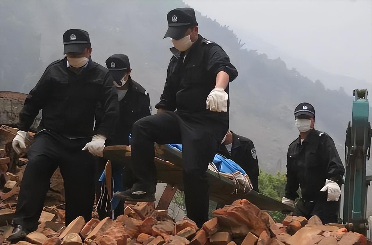 地震救援辅警泪目瞬间，面对孩子遗物，失声痛哭