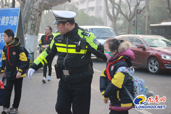 交警细心举动救司机，一次充满温情与责任的道路救援故事