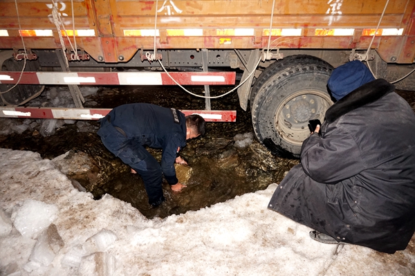 车辆陷冰窟，皮卡司机救援不幸遇难