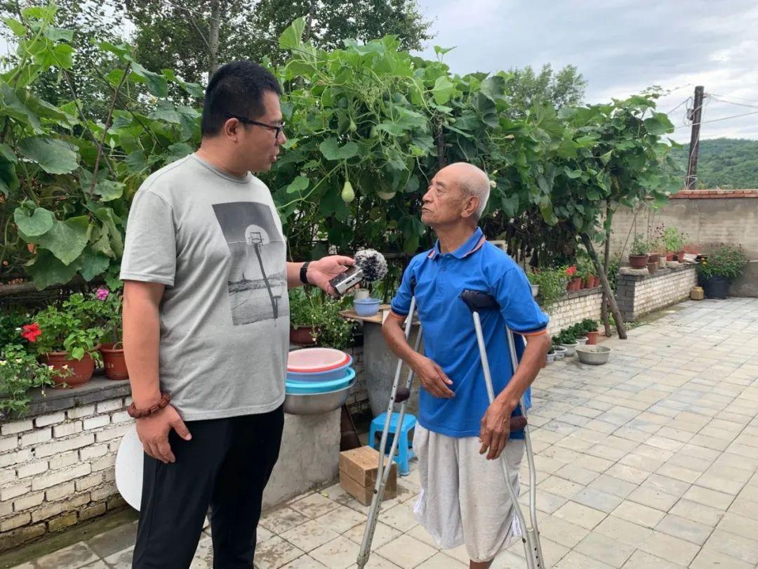 风雨中的英雄少年，男孩忍臭救出四只被困黑洞的狗