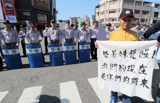 泪目送别！台湾民众街头横幅涌动，致敬黄旭华院士