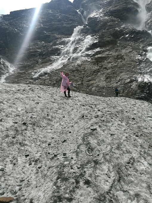 云南雨崩景区突发雪暴，游客惊险尖叫躲避事件全揭秘！标题震撼人心引人深思……究竟发生了什么？让我们一起来看看。