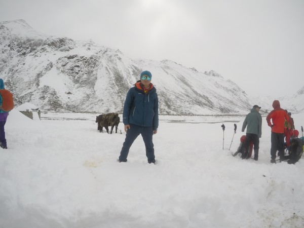 惊魂！黄山突降大雪，游客头朝下滑落，生死瞬间引爆全网担忧！