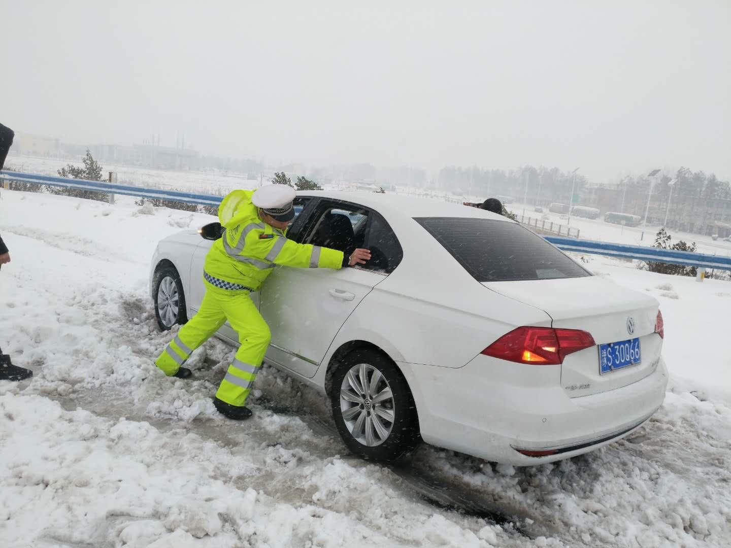 河南暴雪预警！气温骤降，道路秒变冰河世纪，出行安全你准备好了吗？