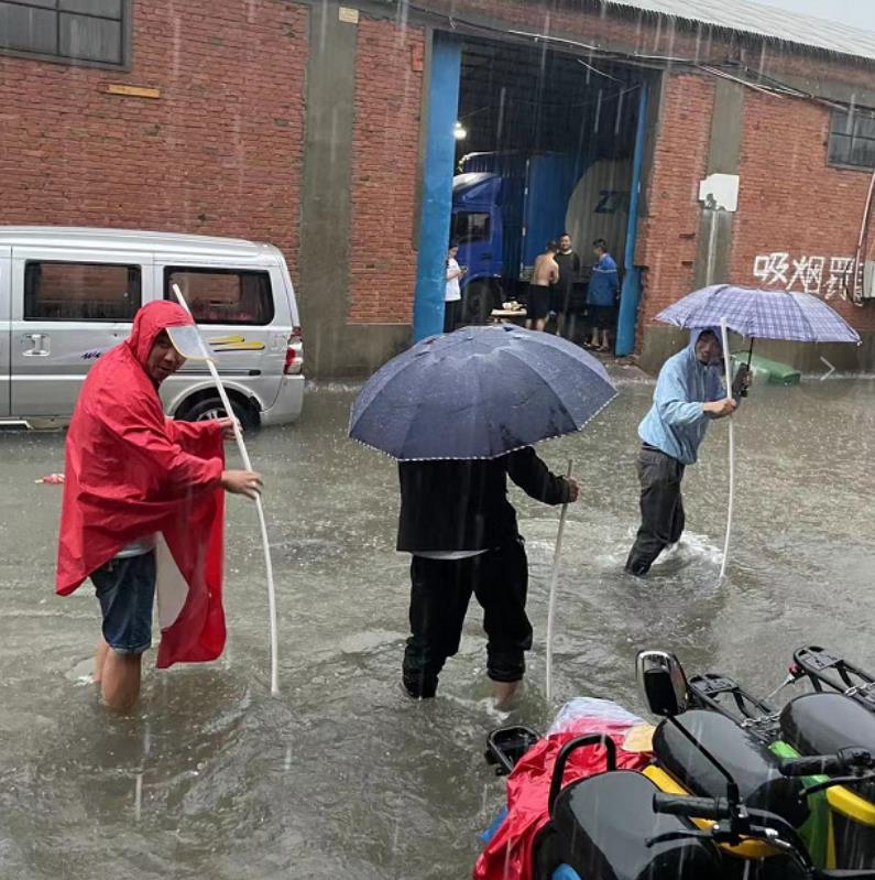 泪目！郑州暴雨菜刀哥救人后悄然离世，英雄最后的背影令人心碎