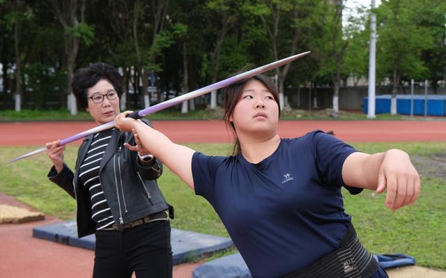 惊！宁波13岁少女竟练成飞刀绝技，背后真相让人泪目！