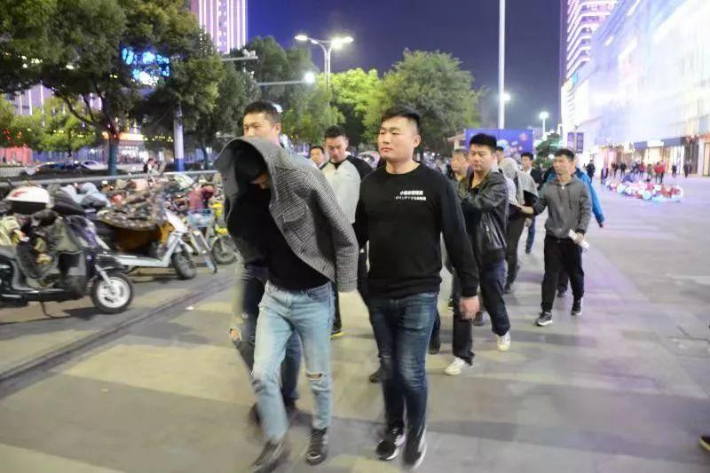 惊！两男子深夜招嫖反被套路，报警后真相令人瞠目结舌！